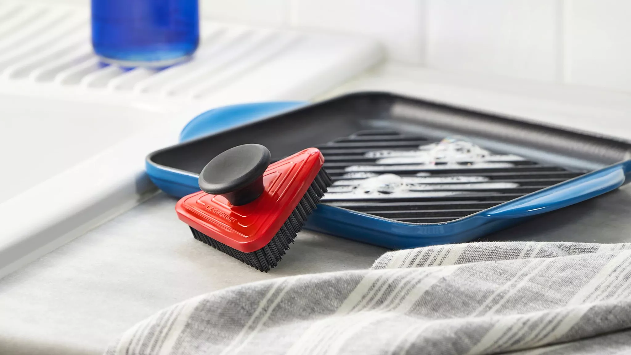 le-creuset-triangle-grill-pan-brush-shiny-black-3-7-x-3-7 Le Creuset Triangle Grill Pan Brush - Shiny Black 3.7" x 3.7"