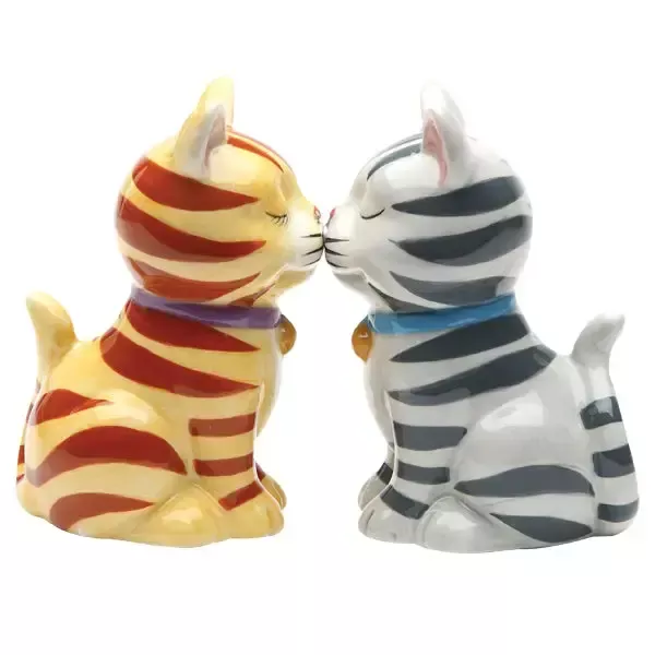 urban-tokyo-tabby-cats-kissing-salt-pepper-shakers-set-4-48 Urban Tokyo Tabby Cats Kissing Salt and Pepper Shakers Set (4/48)